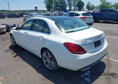 2017 Mercedes-Benz C 300 4Matic/Luxury 4Matic/Sport 4Matic z USA, uszkodzony, nr VIN 55SWF4KB1HU183192